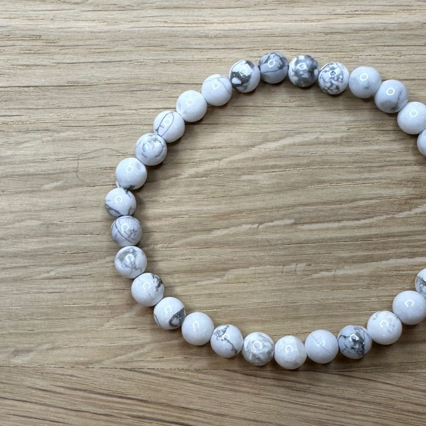 Hvid Howlit - Armbånd 6mm