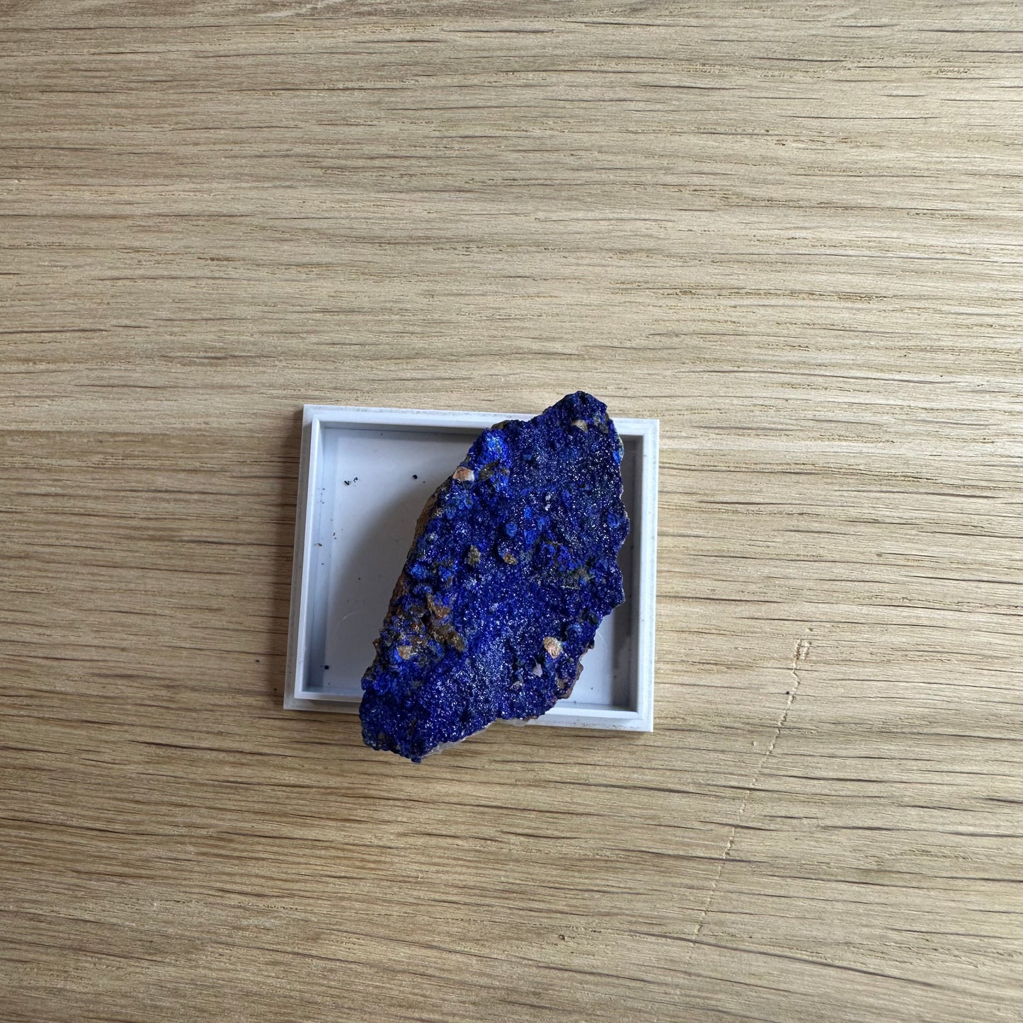 Rå Azurit i Displaykasse