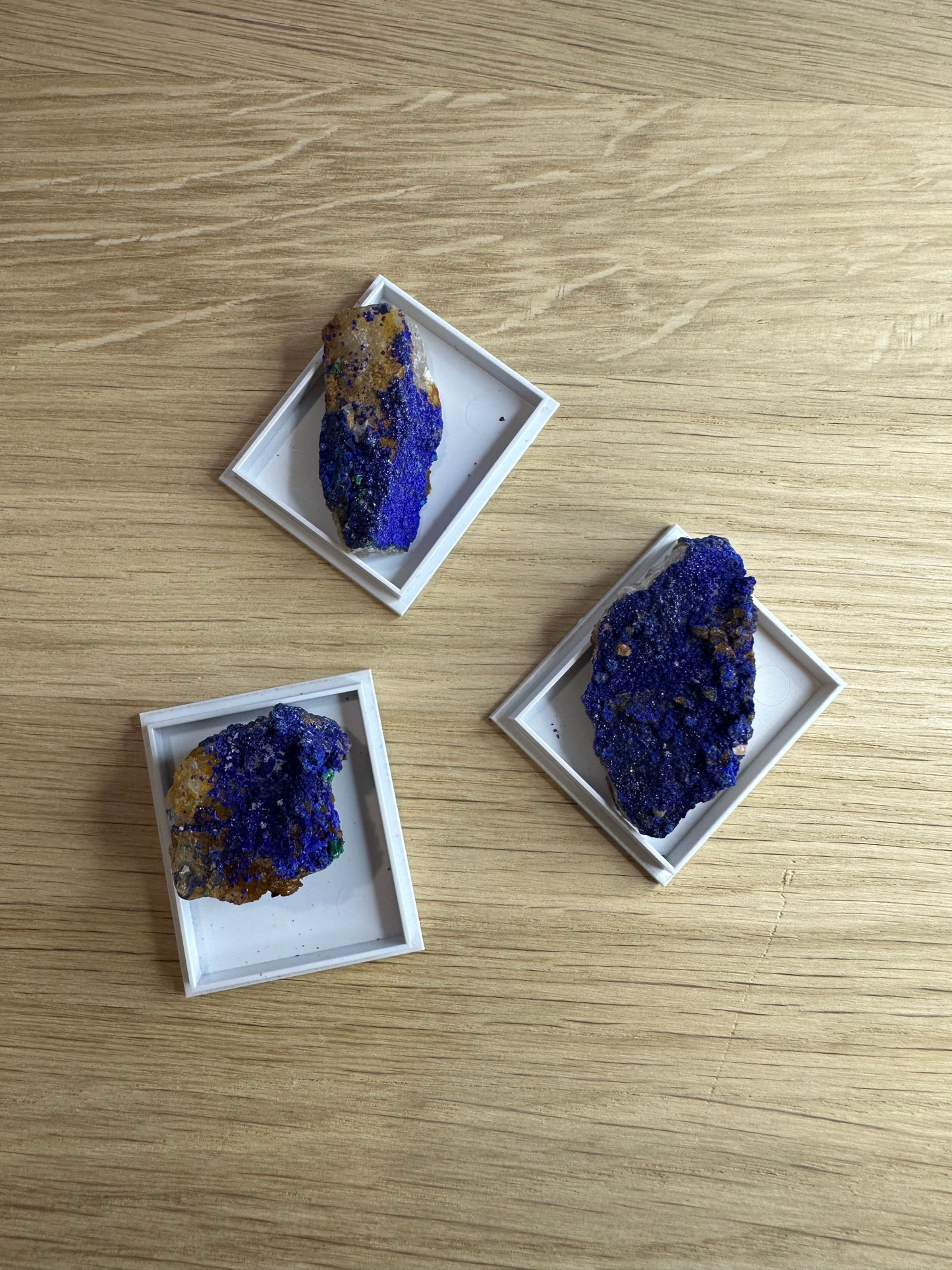 Rå Azurit i Displaykasse