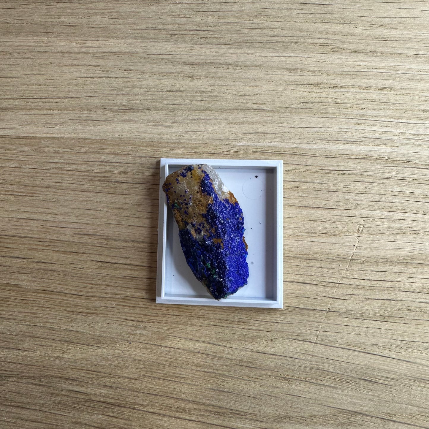 Rå Azurit i Displaykasse